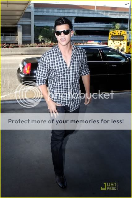 Taylor Lautner REsimler Taylor-lautner-leaves-lax-01