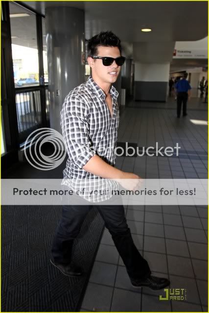 Taylor Lautner REsimler Taylor-lautner-leaves-lax-04