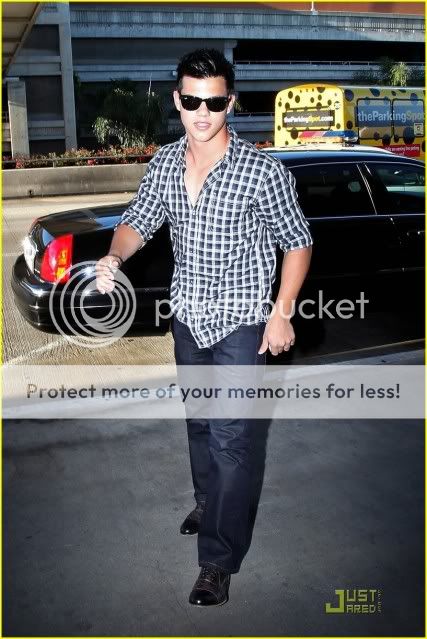 Taylor Lautner REsimler Taylor-lautner-leaves-lax-05