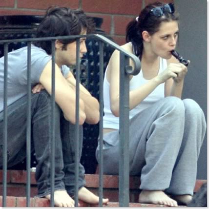 Actriz de “Crepúsculo” Kristen Stewart en decadencia por su adicción Kristen-stewart-fumando