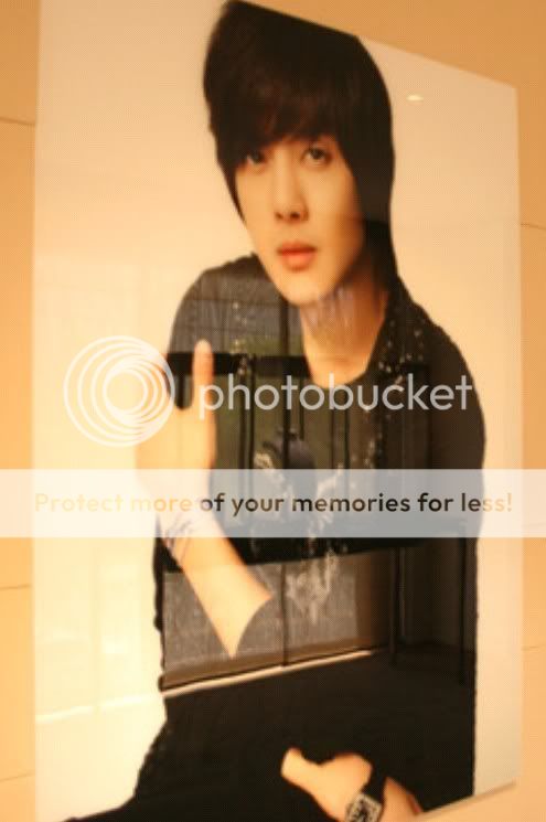 ss501 - Kim Hyun Joong muestra de fotos en Cartier “Summer Love” brazalete- exposición benéfica HJL_cartierdisplay001