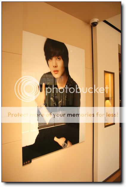 Fotos - Kim Hyun Joong muestra de fotos en Cartier “Summer Love” brazalete- exposición benéfica HJL_cartierdisplay002