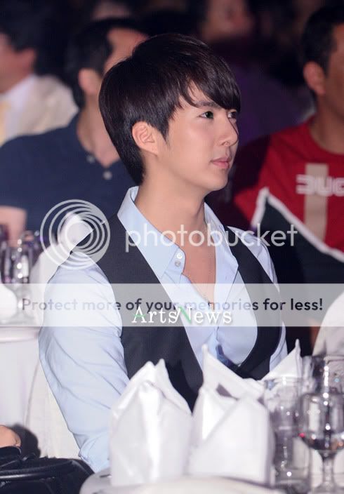 [Photo 2010/07/16] SS501 Kim Kyu Jong and Kim Hyung Jun @ COVER KOREA VIVITO Launching party HJBKJ_VIVITO002