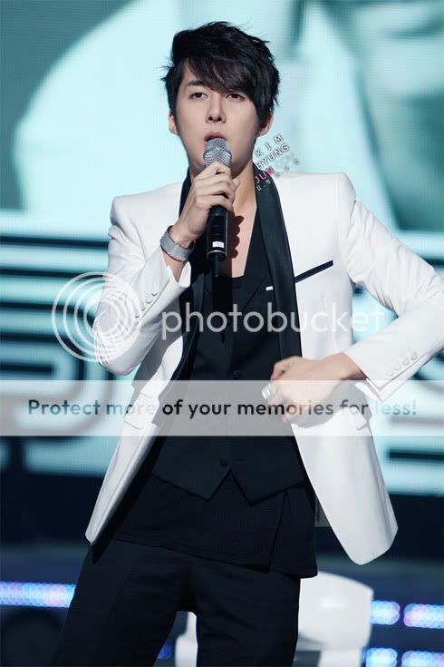 hyung - Kim Hyung Joon en KBS2 ‘Music Bank’ 4/06/10 HJB_KHJcommusicbank005