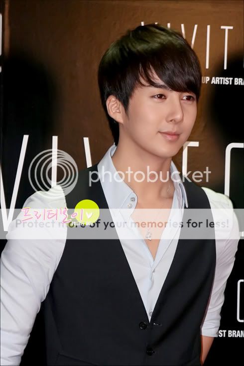 [Photo 2010/07/16] SS501 Kim Kyu Jong and Kim Hyung Jun @ COVER KOREA VIVITO Launching party HJB_VIVITO001