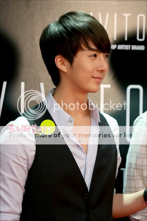 [Photo 2010/07/16] SS501 Kim Kyu Jong and Kim Hyung Jun @ COVER KOREA VIVITO Launching party HJB_VIVITO003