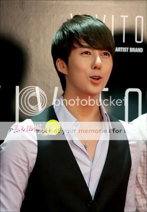 [Photo 2010/07/16] SS501 Kim Kyu Jong and Kim Hyung Jun @ COVER KOREA VIVITO Launching party HJB_VIVITO004