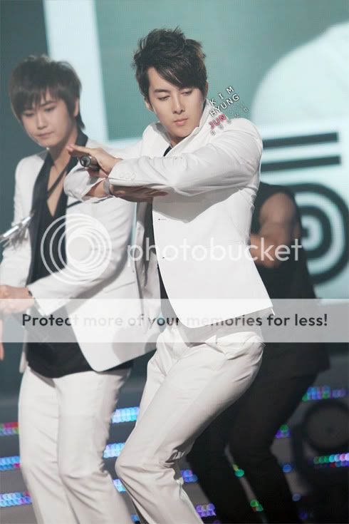 hyung - Kim Hyung Joon en KBS2 ‘Music Bank’ 4/06/10 HJB_musicbankKHJB001