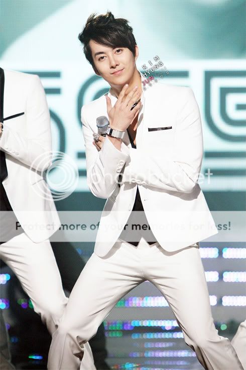 Kim Hyung Joon en KBS2 ‘Music Bank’ 4/06/10 HJB_musicbankKHJB002