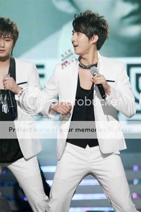 hyung - Kim Hyung Joon en KBS2 ‘Music Bank’ 4/06/10 HJB_musicbankKHJB005