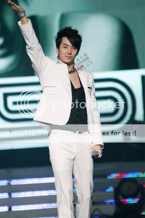 hyung - Kim Hyung Joon en KBS2 ‘Music Bank’ 4/06/10 HJB_musicbankKHJB008