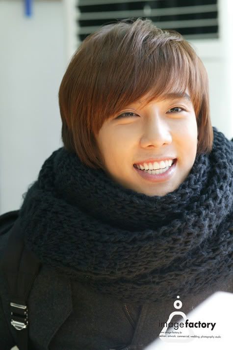 Jung Min galardonado como "Nuevo Actor del 2009" en los Tickets de Oro JMaward1