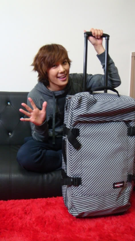 Park Jung Min promocionando Equipajes de Viaje "Kipling" en “Human Theater” A0032012_4b5805b0861ce