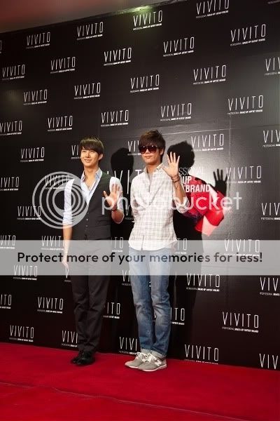 [Photo 2010/07/16] SS501 Kim Kyu Jong and Kim Hyung Jun @ COVER KOREA VIVITO Launching party C0013939_4c405bcc2ca32