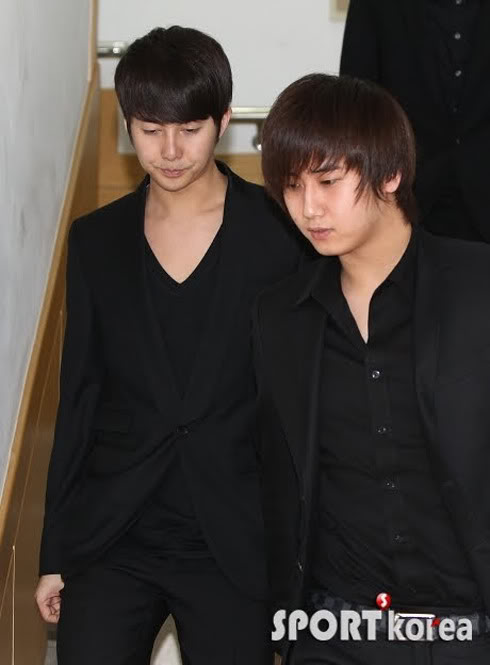 Hyung Jun llora la perdida de su amigo Park Yong-Ha SS_funeral015