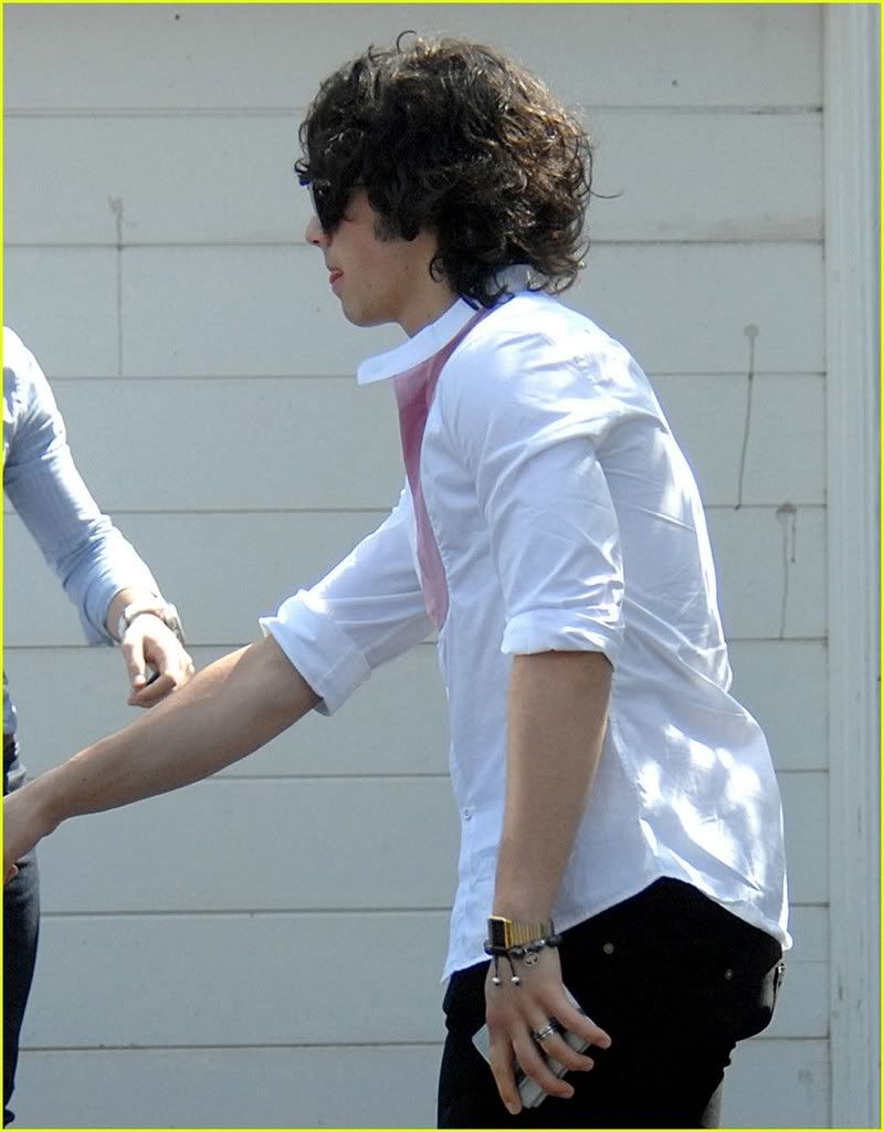 Nuevas fotos de nuestros Jonas!!! Jonas-brothers-a-little-bit-longer-