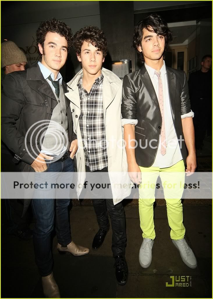 Candids saliendo del Savor-Sushi" Jonas-brothers-savor-sushi-02j