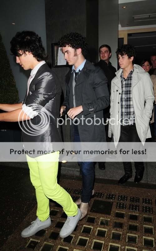 Candids saliendo del Savor-Sushi" Jonas-brothers-savor-sushi-12