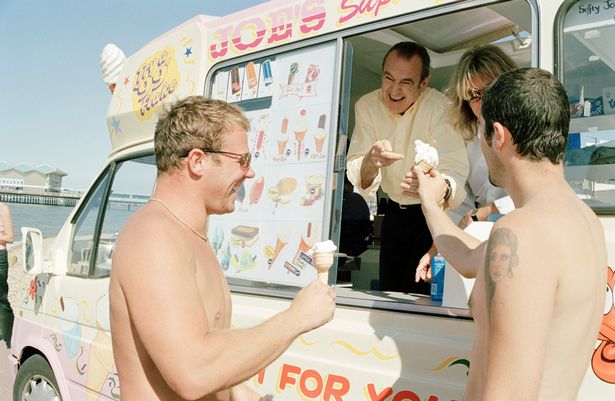 1967 remasterisé Francis-Rossi-of-rock-group-Status-Quo-sells-ice-cream-from-an-ice-cream-van-in-Herne-Bay