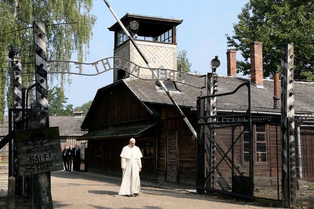 los indefensos - Página 2 PAY--Pope-visits-Auschwitz