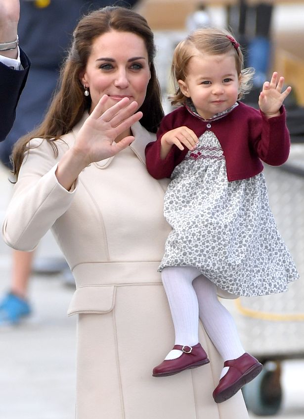 PRINCIPITOS CAMBRIDGE  The-Duke-and-Duchess-of-Cambridge-Prince-George-and-Princess-Charlotte-attend-a-ceremony-to-mark-their-departure-at