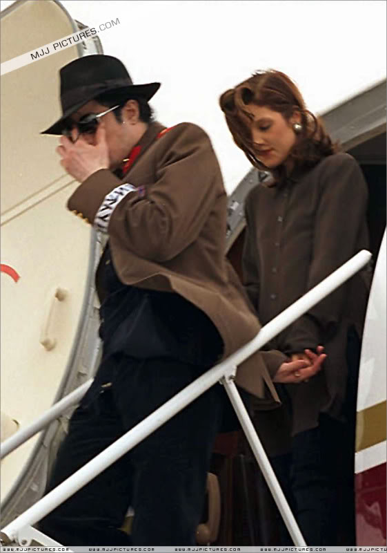 Michael - Michael And Lisa Marie Arrive At Heathrow Airport (London) 002-44