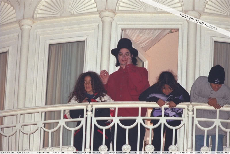 Michael - 1995- Michael Visits Disneyland Paris (December) 005-47