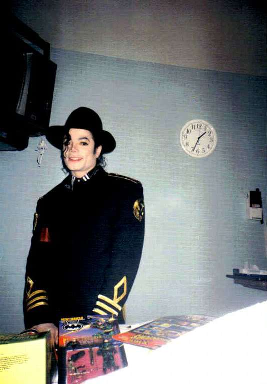 1994 - 1994- Michael & Lisa Marie Visit St Jude Children Hospital 012-27