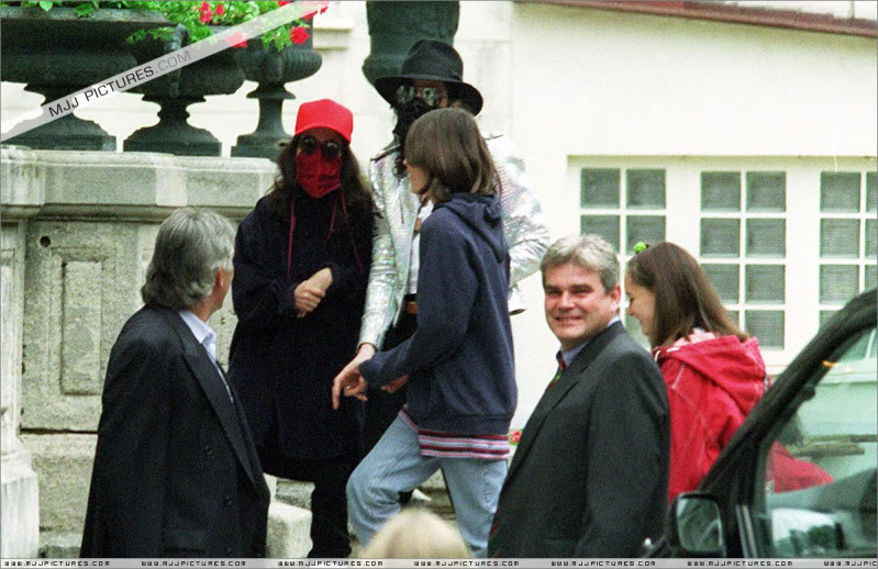 Michael - 1997- Michael & Debbie Rowe in France 002-20