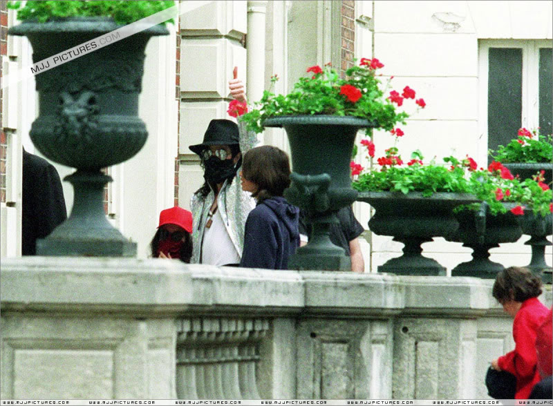 1997- Michael & Debbie Rowe in France 003-17