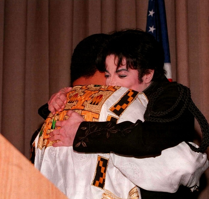 1995 Michael Receives Award 138-2