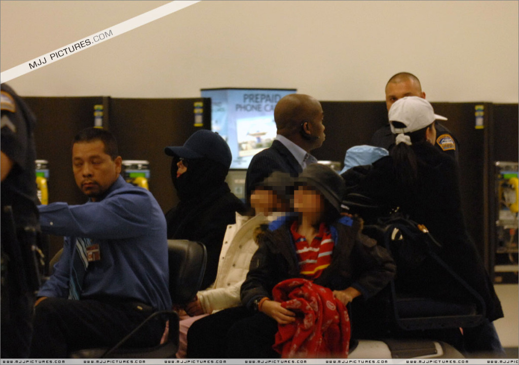 michael - 2007 Michael arrives at LAX (November) 001-17