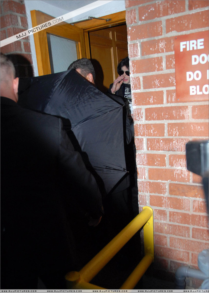 2008 Michael Leaves A Medical Building in Los Angeles 001-28