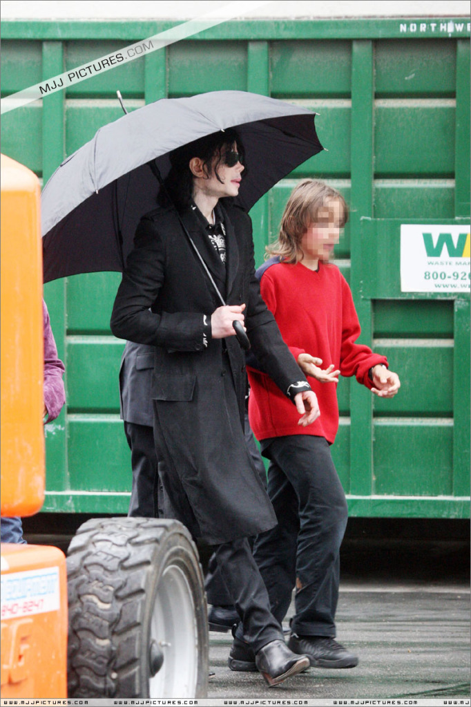 Michael - Michael Outside A Studio June 3, 2009 001-58