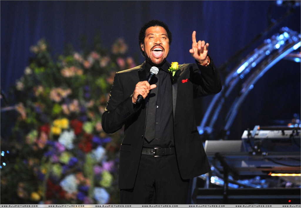 Lionel Richie Performs Jesus Is Love 001-87