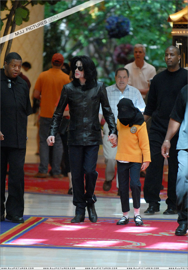 2007 Michael And His Daughter Paris Shopping in Las Vegas 002-12