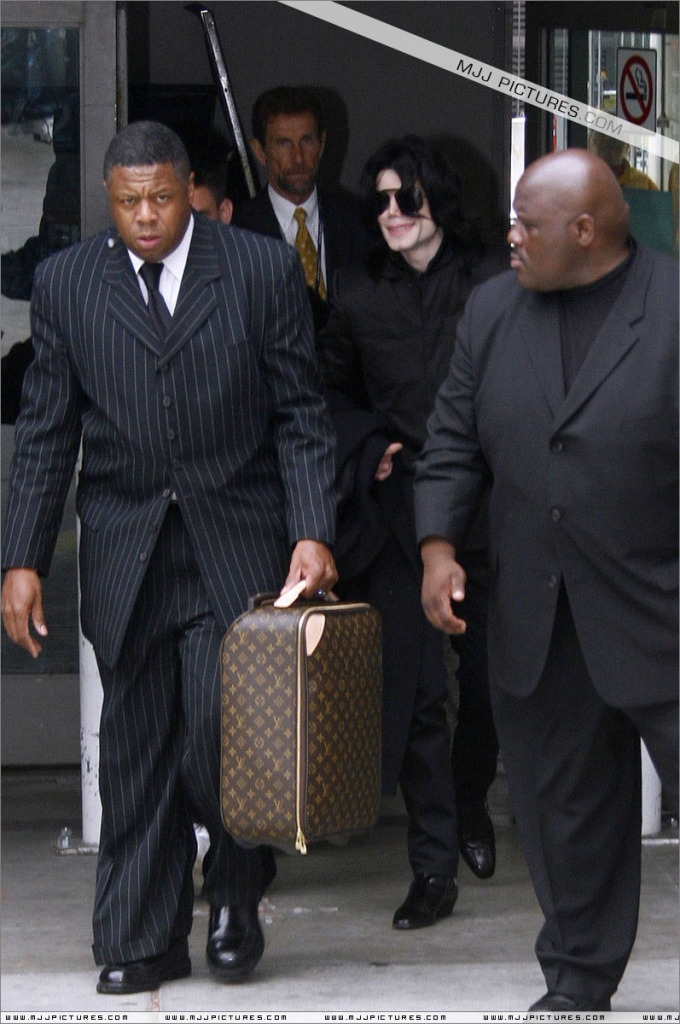 Michael - 2007 Michael arrives at LAX (June) 002-14