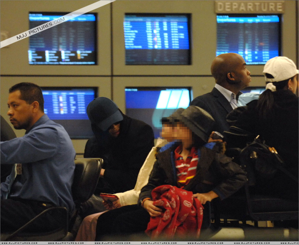 2007 Michael arrives at LAX (November) 002-16