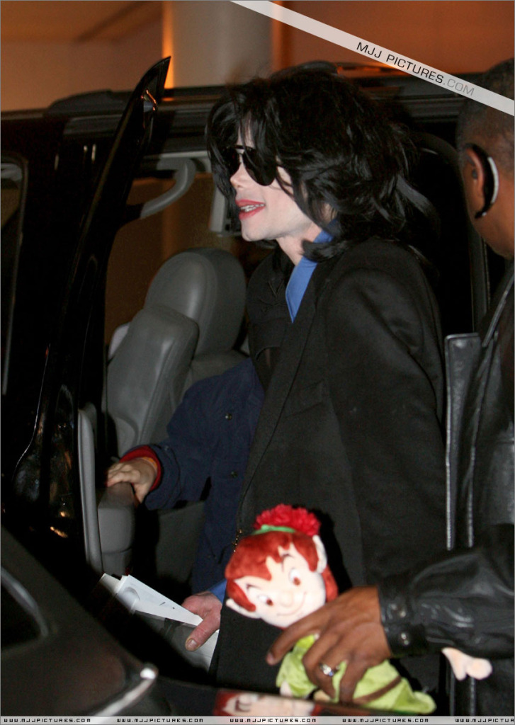 2007 Michael arrives at LAX (March) 003-14