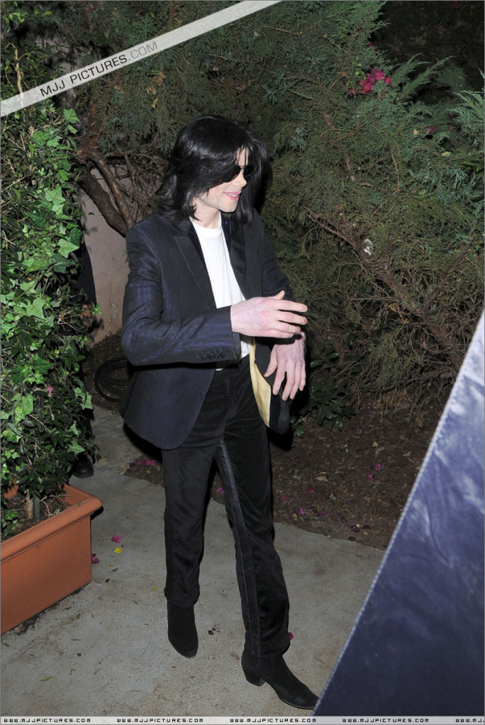 2008 Michael Attends a Halloween Party 003-21