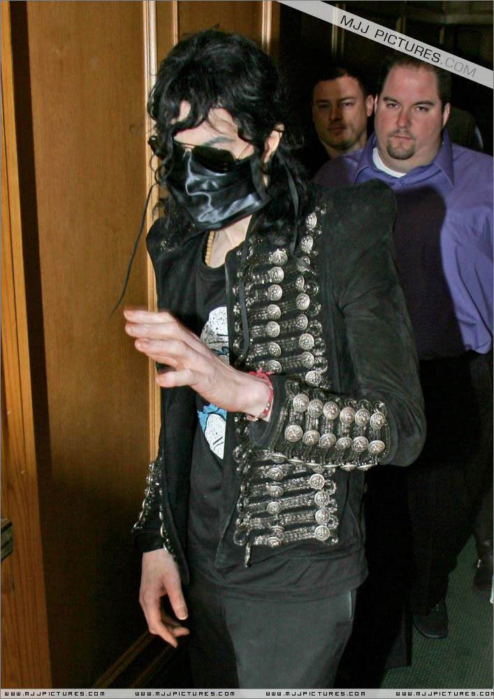 Michael Visits Doctor in Beverly Hills June 1, 2009 003-64
