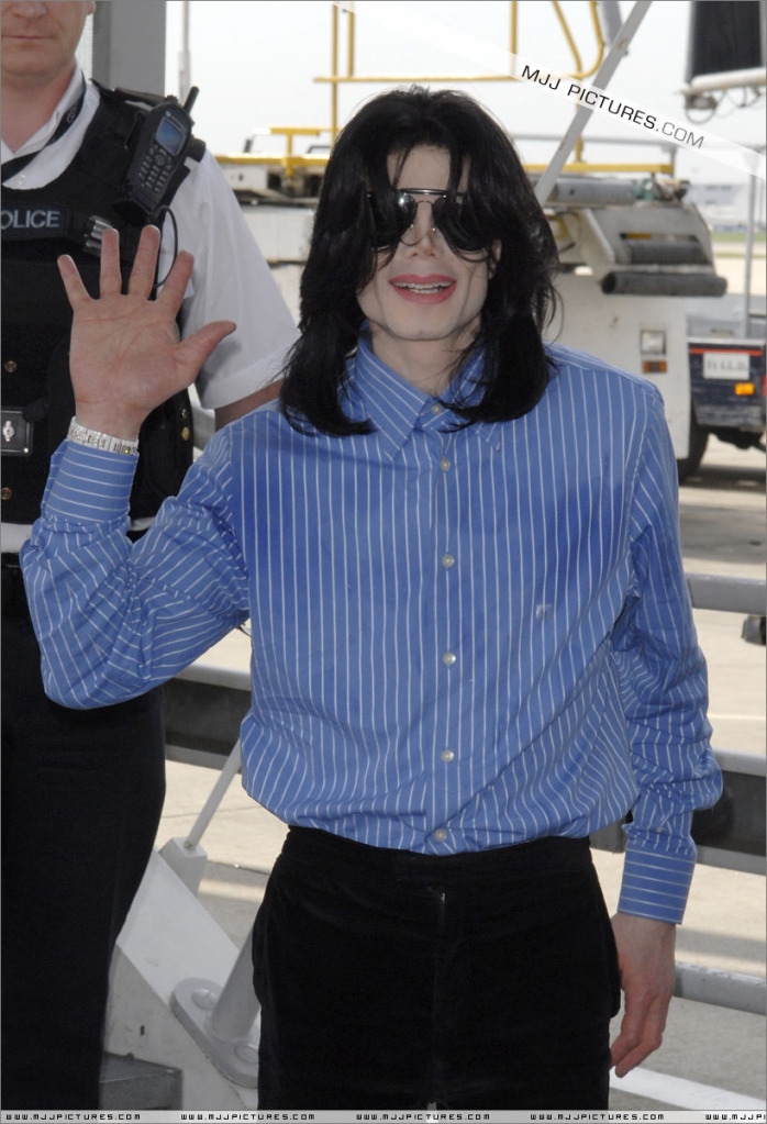 2007 Michael Arrives at Heathrow Airport (May) 005-11