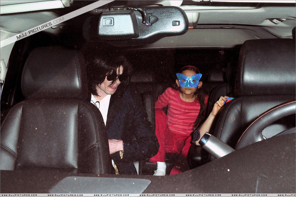 2008 Michael Attends a Halloween Party 005-19