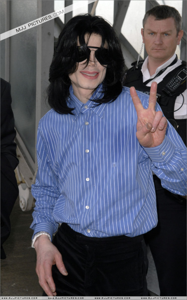 2007 Michael Arrives at Heathrow Airport (May) 006-11