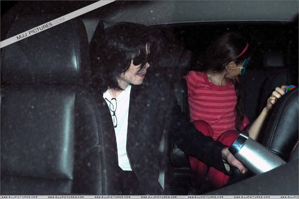 2008 Michael Attends a Halloween Party 006-18