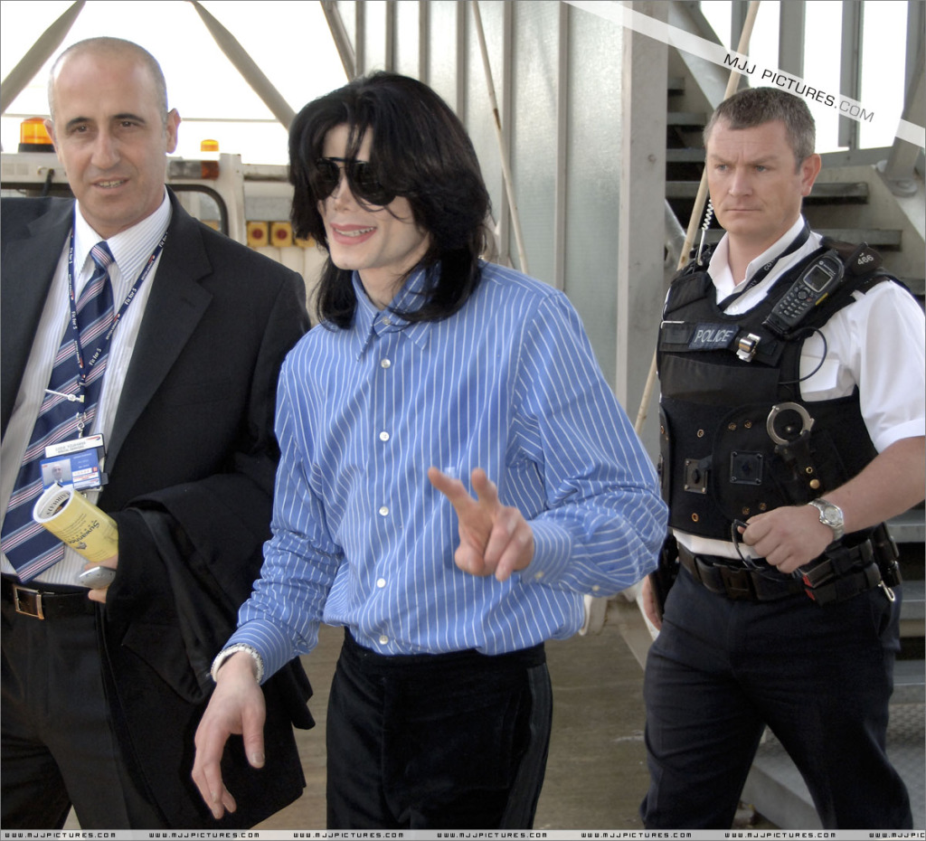2007 Michael Arrives at Heathrow Airport (May) 007-11