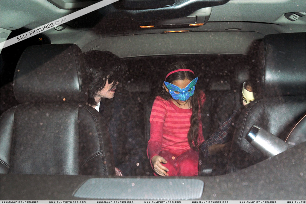 2008 Michael Attends a Halloween Party 007-18