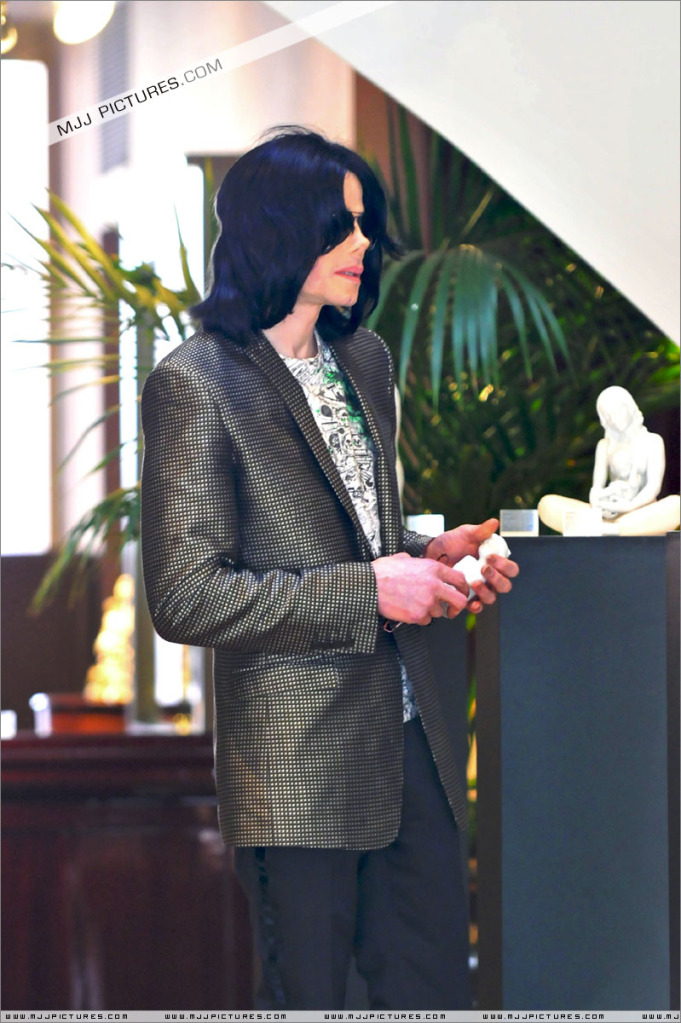 Michael Shopping At Lladro 007-41