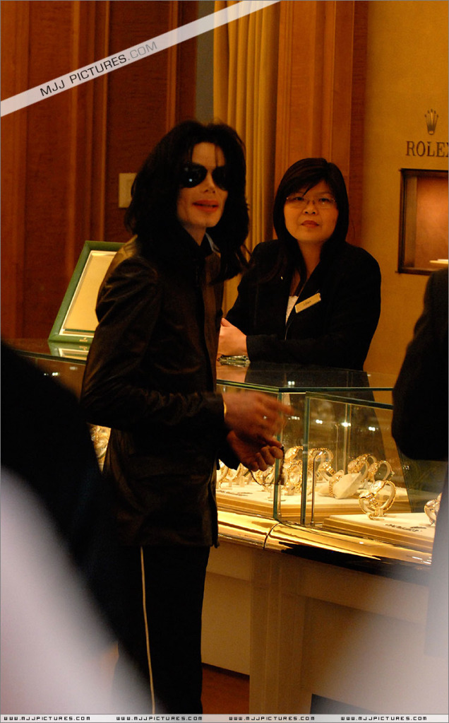 2007 Michael And His Daughter Paris Shopping in Las Vegas 008-10