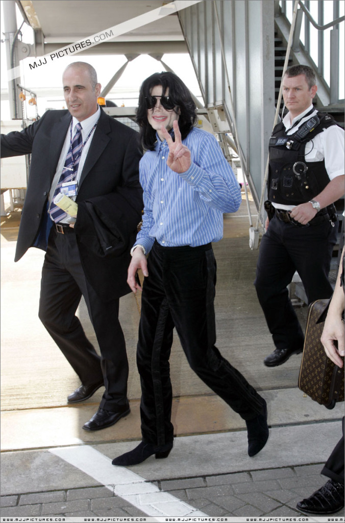 2007 Michael Arrives at Heathrow Airport (May) 008-11